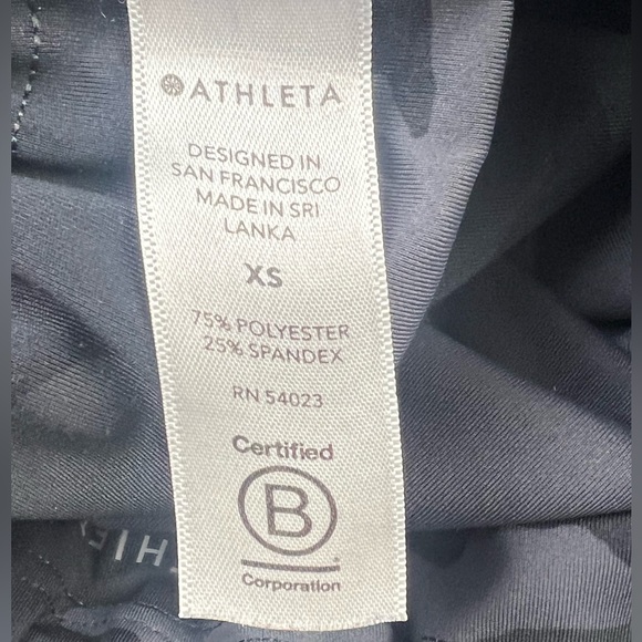 Athleta Ultimate Stash Pocket Camo 7/8 tight Sz: XS - Picture 15 of 16